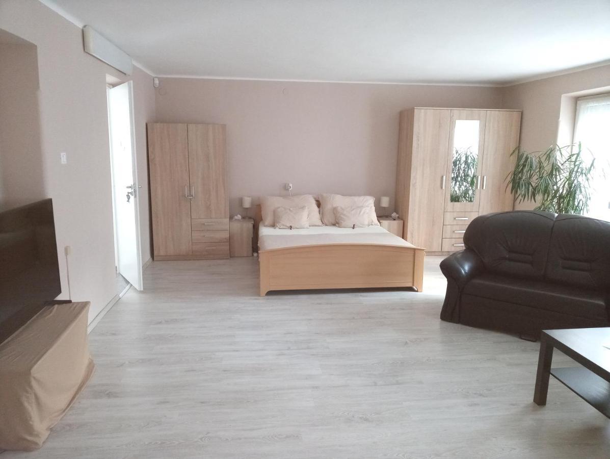 Stardust Apartman Pécs Buitenkant foto