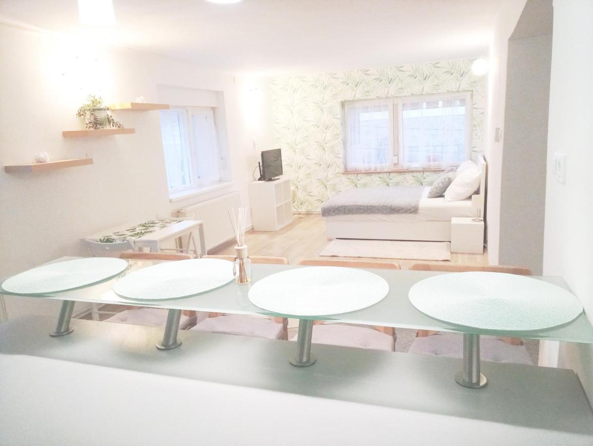 Stardust Apartman Pécs Buitenkant foto