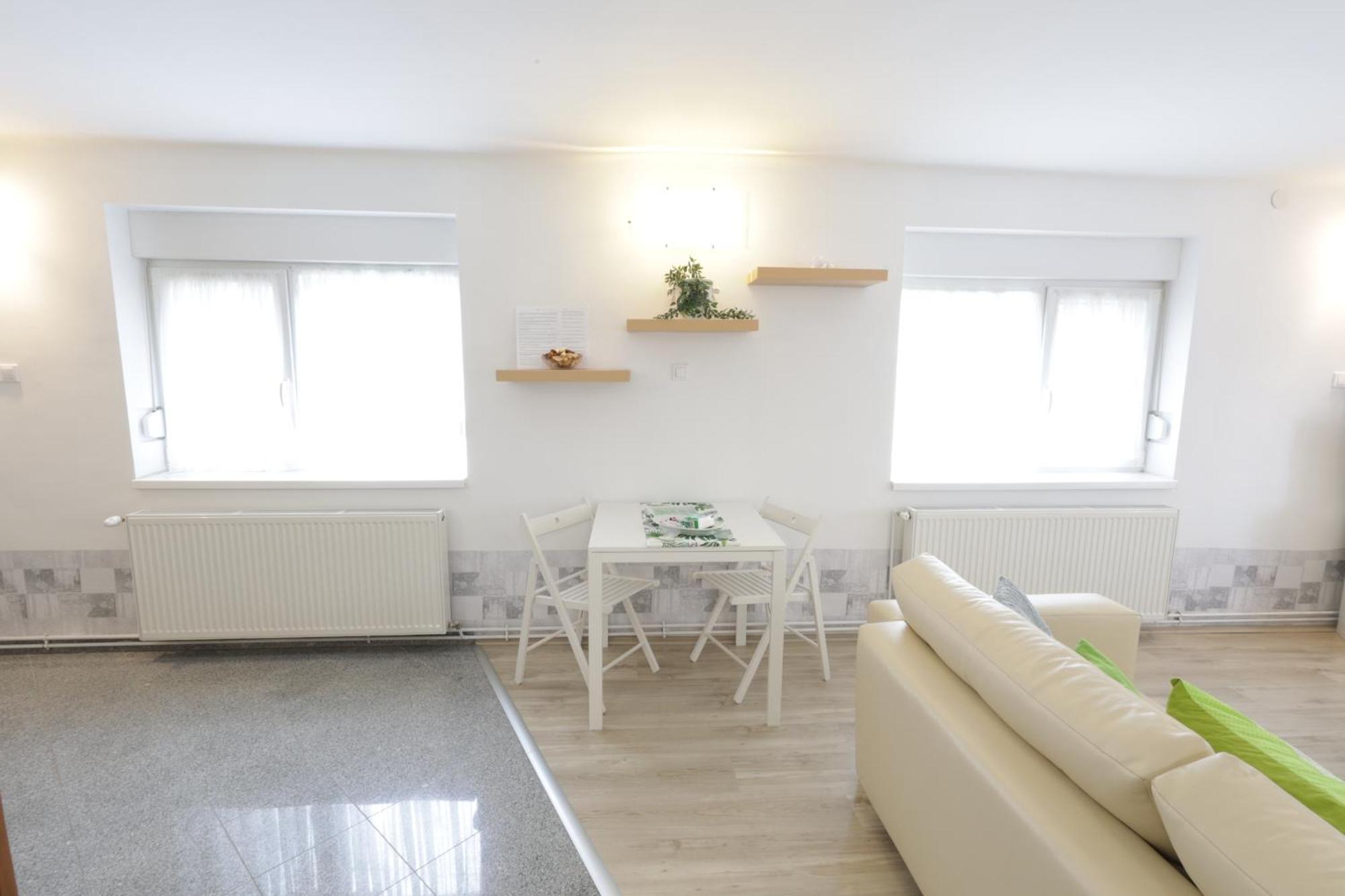 Stardust Apartman Pécs Buitenkant foto
