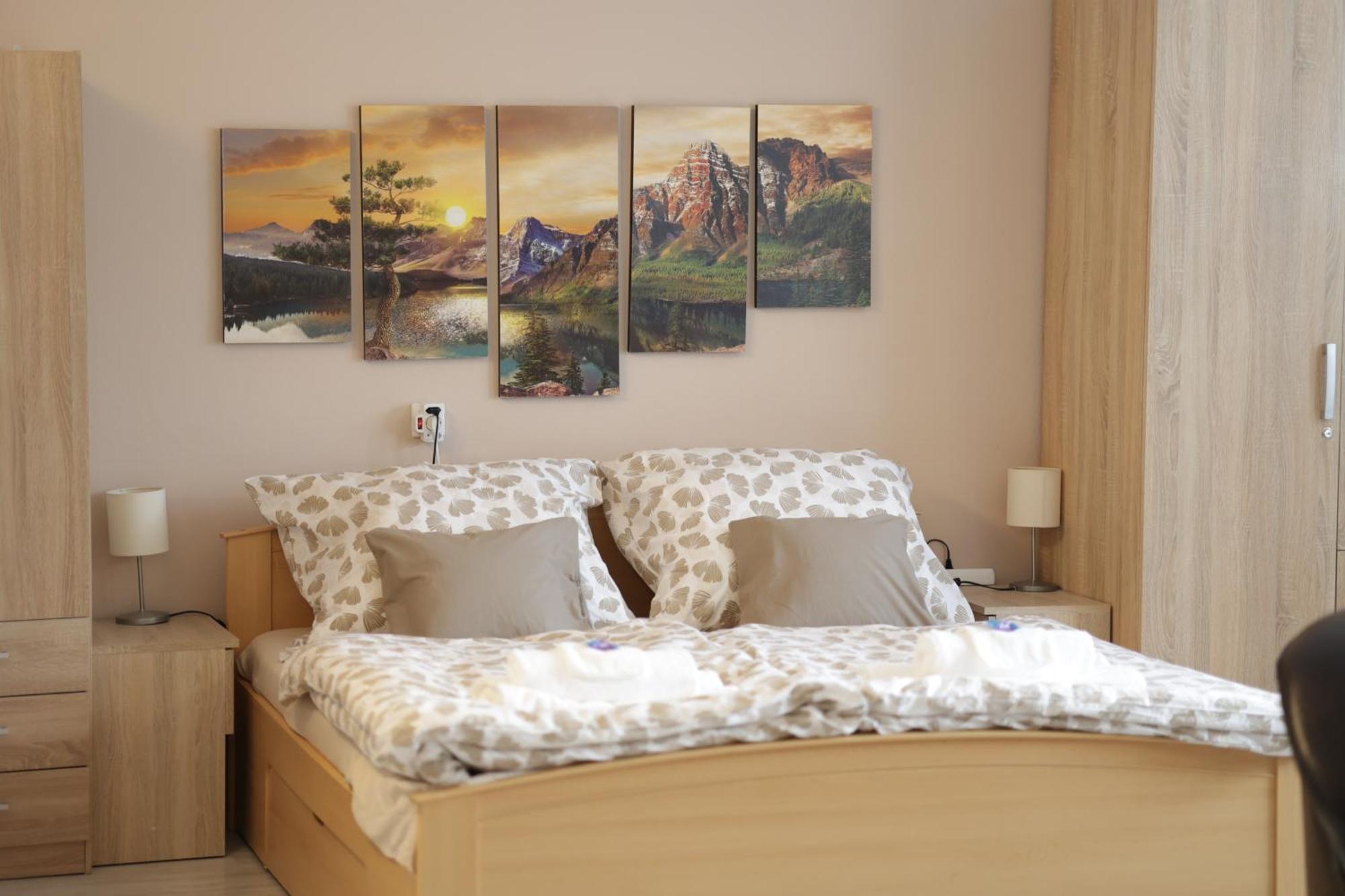 Stardust Apartman Pécs Buitenkant foto