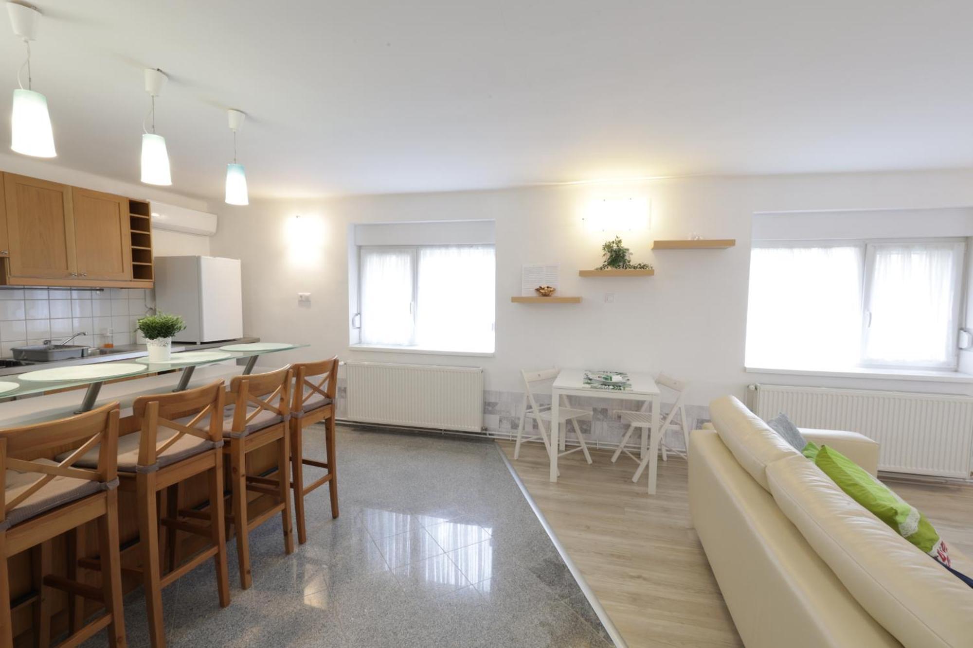 Stardust Apartman Pécs Buitenkant foto