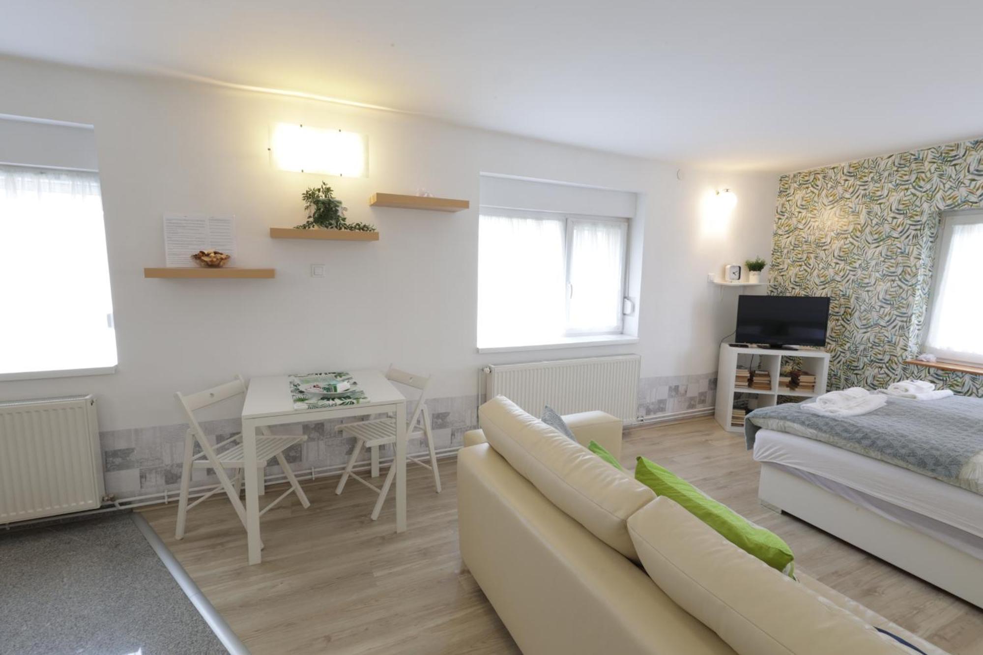 Stardust Apartman Pécs Buitenkant foto