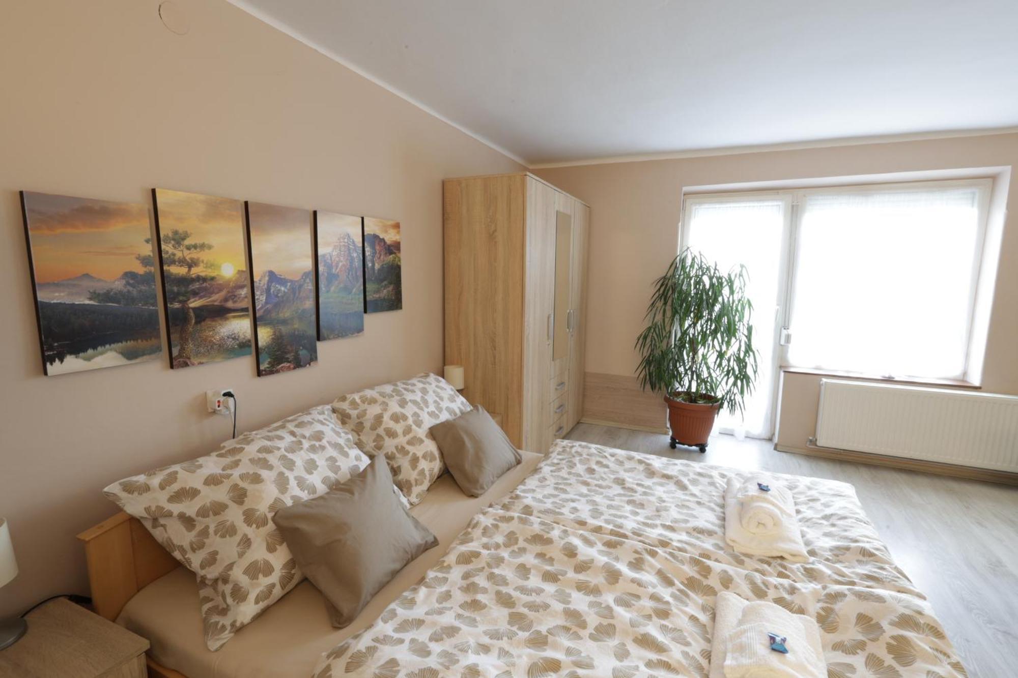 Stardust Apartman Pécs Buitenkant foto