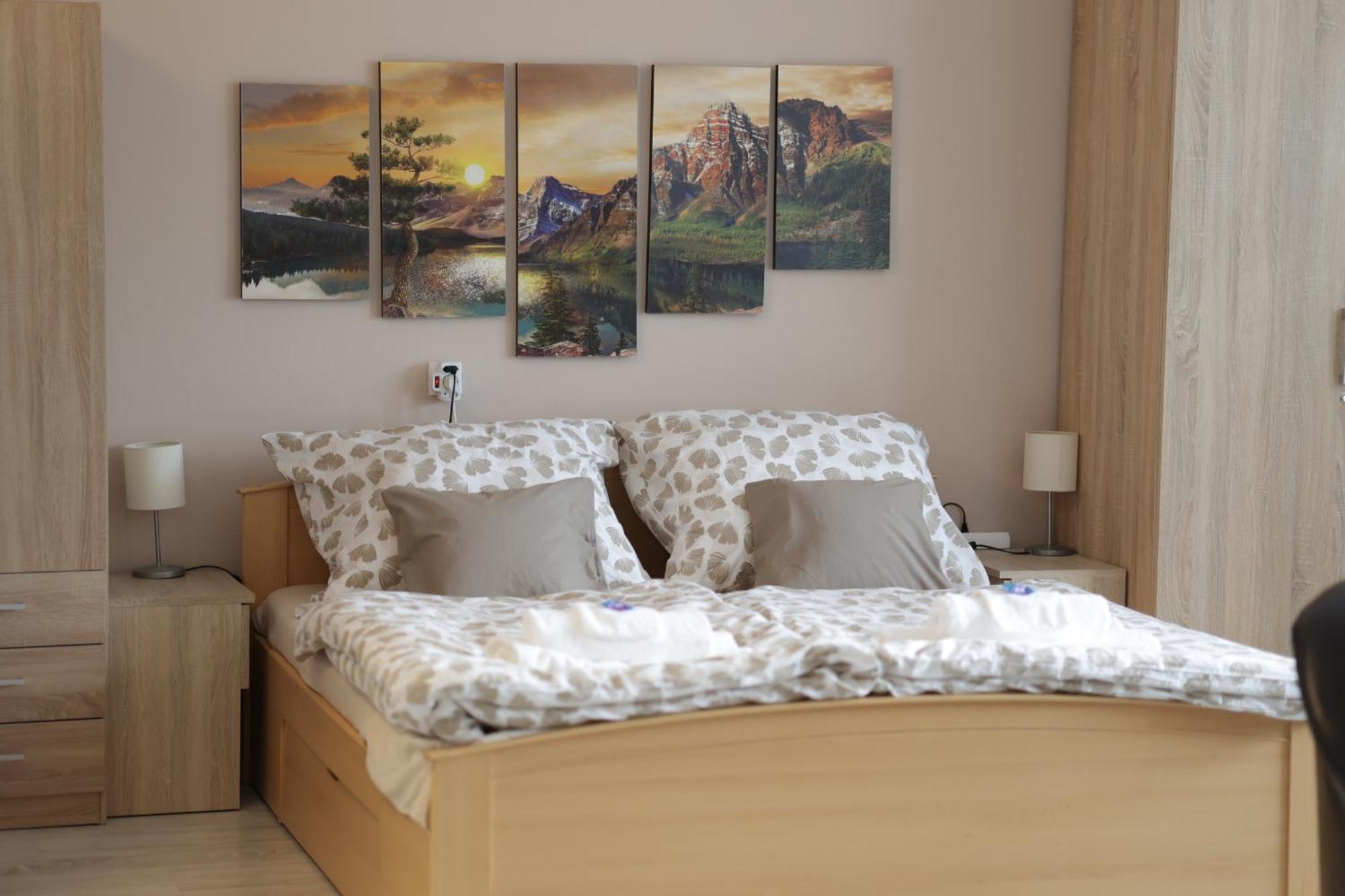 Stardust Apartman Pécs Buitenkant foto